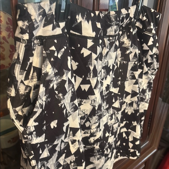 Chico's Black and White abstract 2x skorts super soft! With pockets - Picture 3 of 7